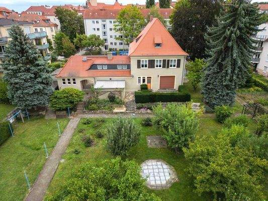 Hausansicht/ Grundstück