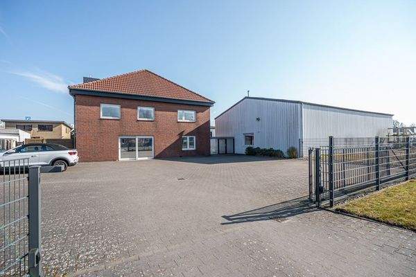 Ein stabiler Metallzaun umschließt das gesamte Grundstück