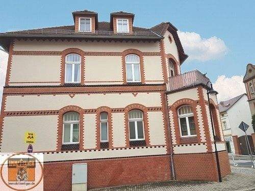 Straßenansicht - links