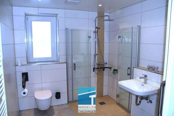 Badezimmer mit Fenster