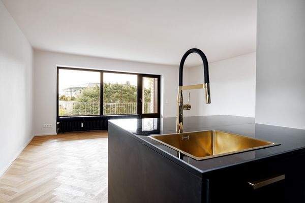 Moderne Küche mit Ausblick