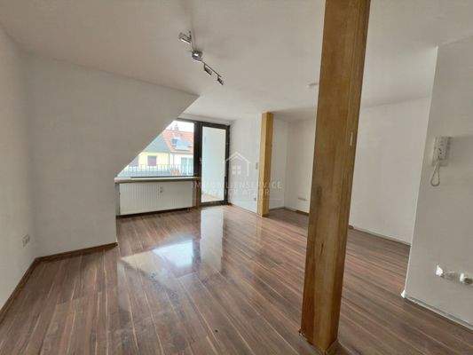 Sauerstraße 2 DG Wohnzimmer rechts Blick Richtung Balkon