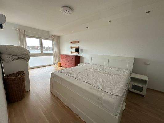 schickes Schlafzimmer, mit Zugang Balkon