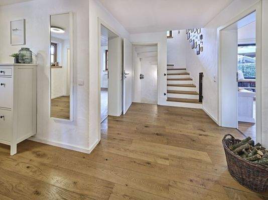 Flur mit Blick ins Treppenhaus