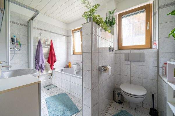 EG - Bad mit Wanne und Dusche