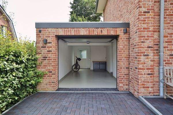 Garage mit elektr. Tor