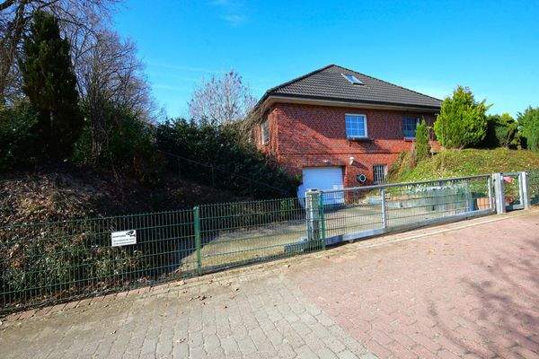 Toreinfahrt und Parkplätze