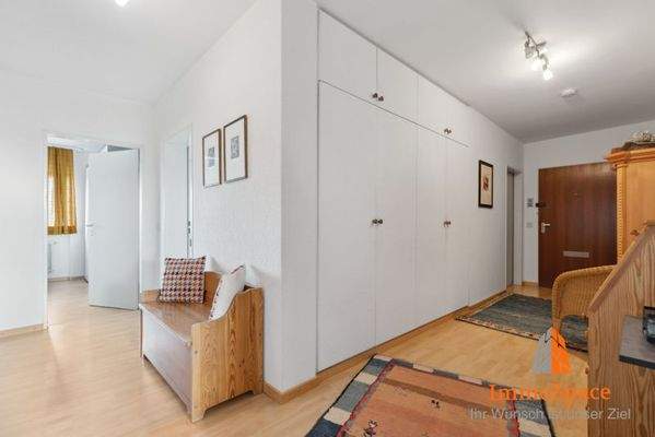 Dielenbereich mit XL-Einbauschrank