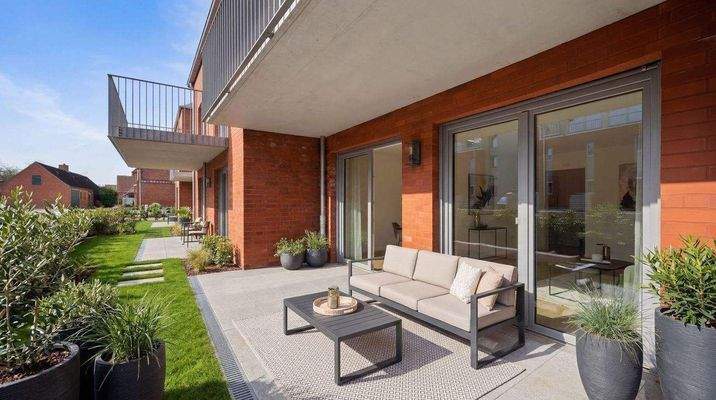 Terrasse in Süd-Ausrichtung / KI-Staging
