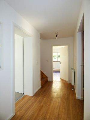 Flur / Zugang Wohnzimmer sowie Treppenaufgang