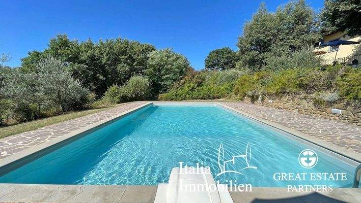 Typisches Bauernhaus mit Swimmingpool, Nebengebäude, Garten mit Olivenhain in Ortsnähe