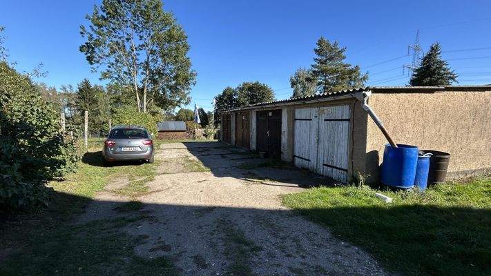 Grundstück mit Garagen