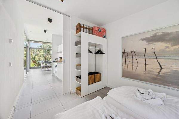 Schlafzimmer mit Blick in den Wohnbereich