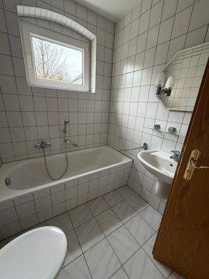 Helles Badezimmer mit Fenster