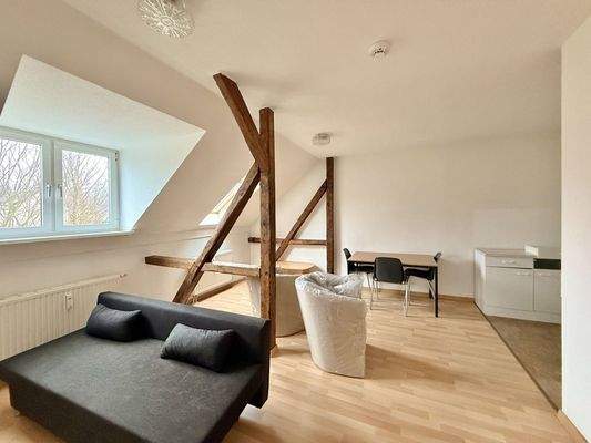 Wohnzimmer mit offener Küche