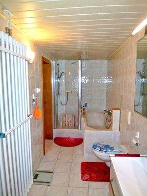 Bad mit Wanne und Dusche