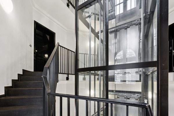 Treppenhaus mit Fahrstuhl