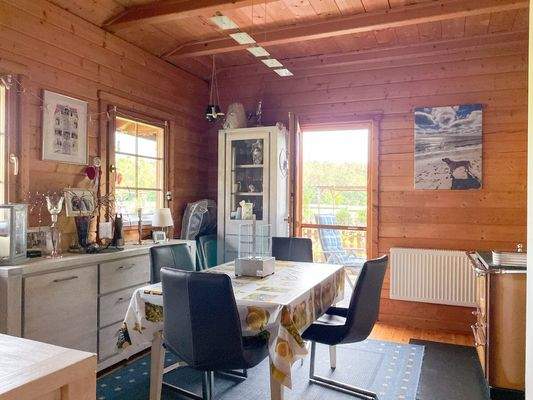 Esszimmer mit Zugang auf die Terrasse