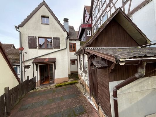 Ansicht Rückseite mit Nebengebäude und Terrasse