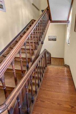 Treppe mit Holzhandlauf