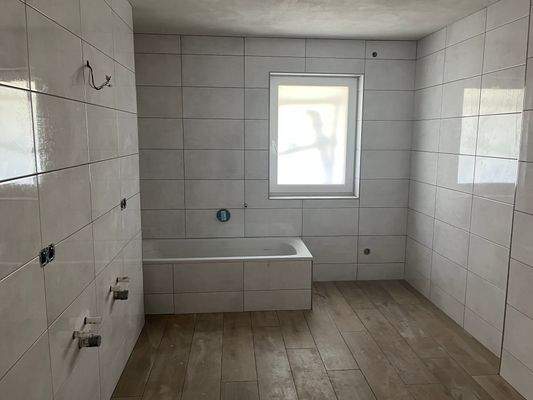 Bad mit Wanne und Dusche