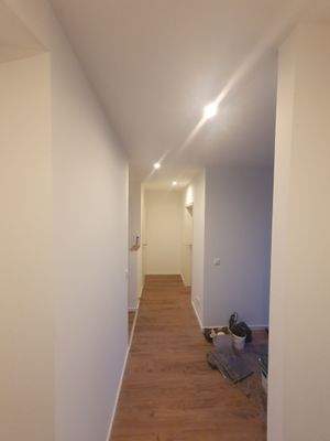 Langer Korridor mit Bodenbelag