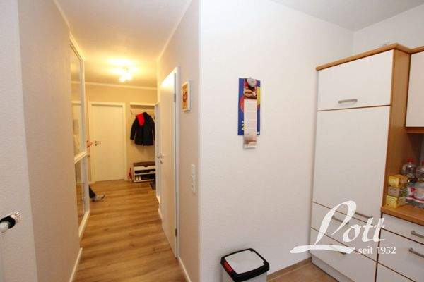 Blick von der Küche zum Eingangsbereich