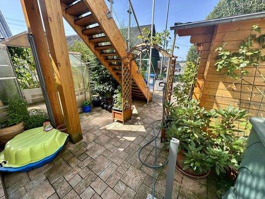 Treppenaufgang von der Terrasse zum Balkon