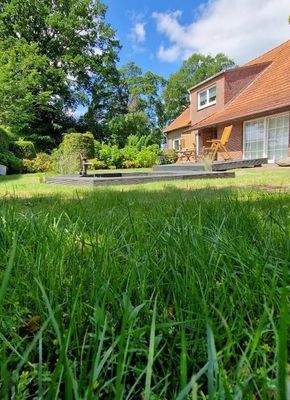 Garten vorne mit Teich