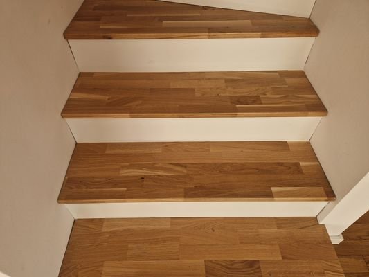 Treppe m. Parkettbelag