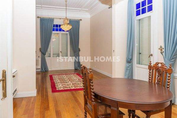 7-Bedroom House with Landscaped Garden in Kadikoy
