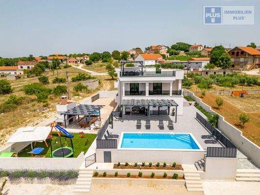 tinj-luksuzna-villa-s-velikom-okucnicom_2