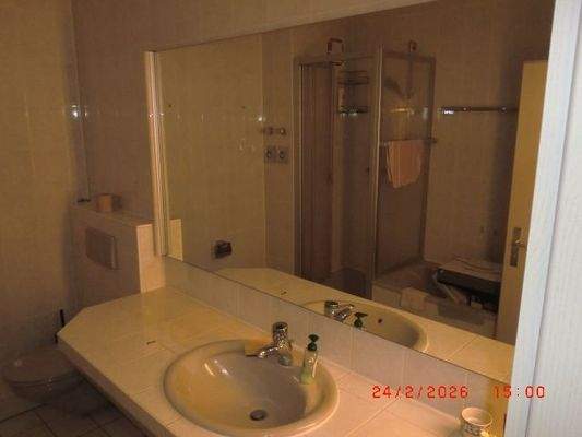 beides: Badewanne und Duschkabine auch dabei.