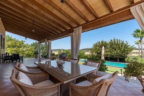 Überdachte Terrasse mit Blick zum Pool