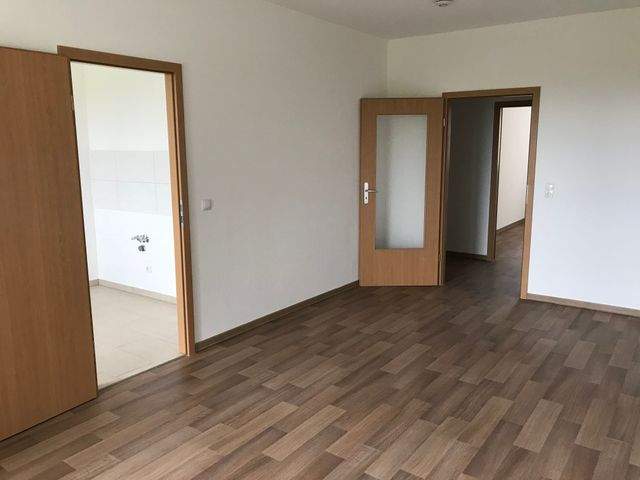 Eine attraktive 3-Raumwohnung im 2.Obergeschoss mit Balkon in Wolfen-Nord wartet auf Sie - Foto 2