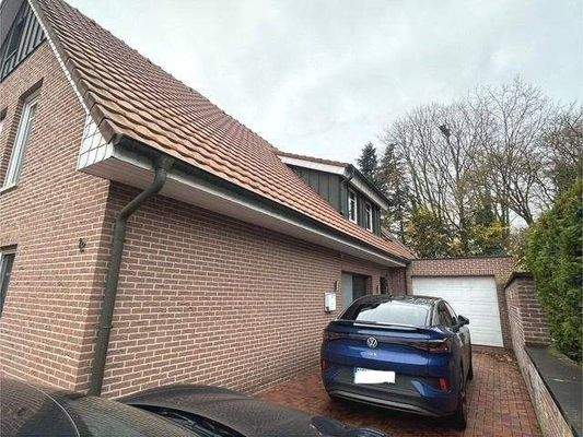 Einfahrt mit Garage.jpg