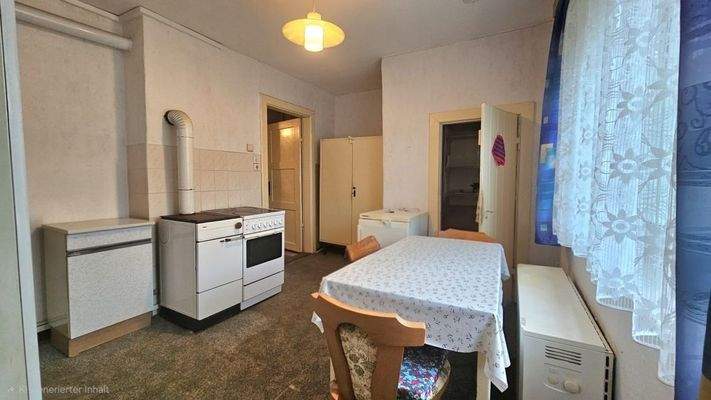 Küche mit Vorratsraum