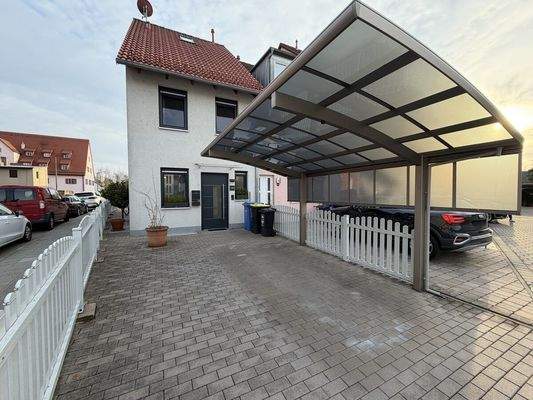 Vorderansicht mit Carport