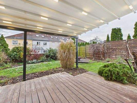 Überdachte Terrasse mit elektrischer, beleuchteter Markise