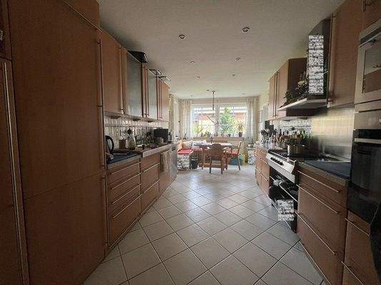 6. Haus re. Einbauküche