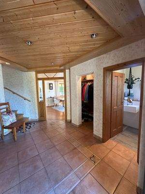 Hausflur mit Holzelementen