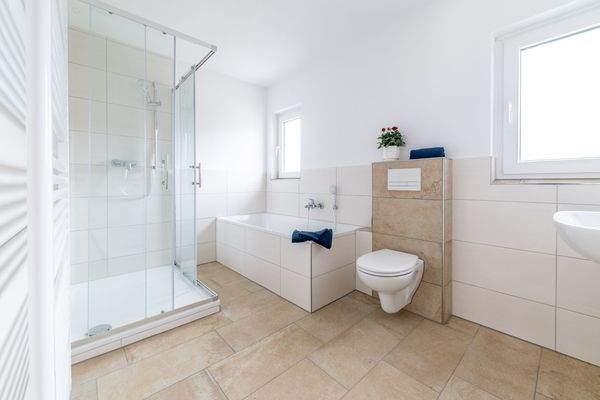 Badewanne und separater Dusche