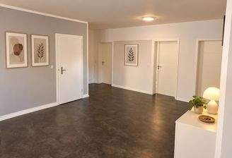 Großzügige Diele mit Zugang zu allen Räumen