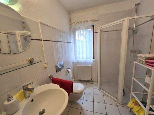 Großzügige Dusche EG