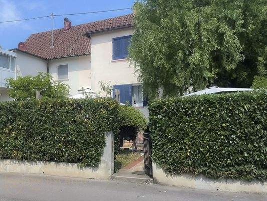 Hausrückseite im Sommer