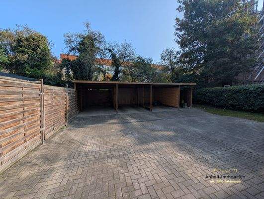 Hof mit Stellplätzem