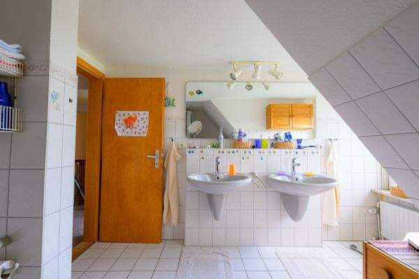 DG_Bad mit Doppelwaschtisch.jpg