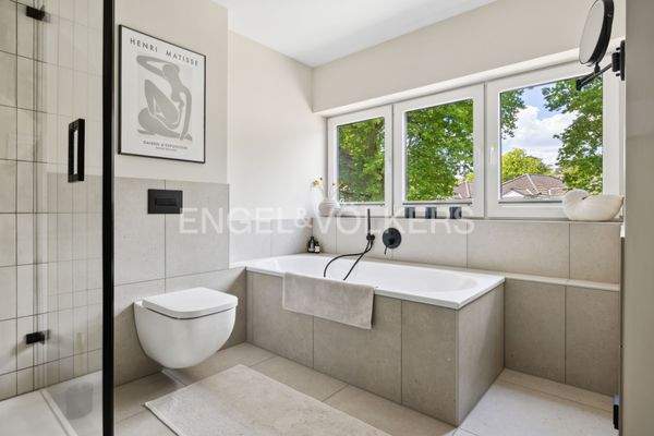 Modernes Vollbad im Obergeschoss