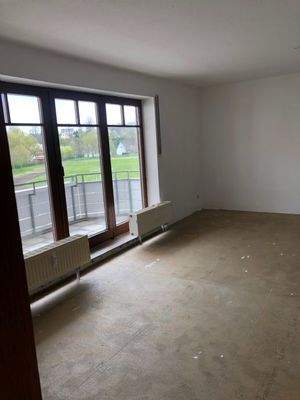 Blick ins geräumige Wohnzimmer