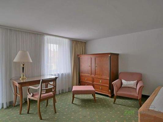 Schreibtisch am Fenster